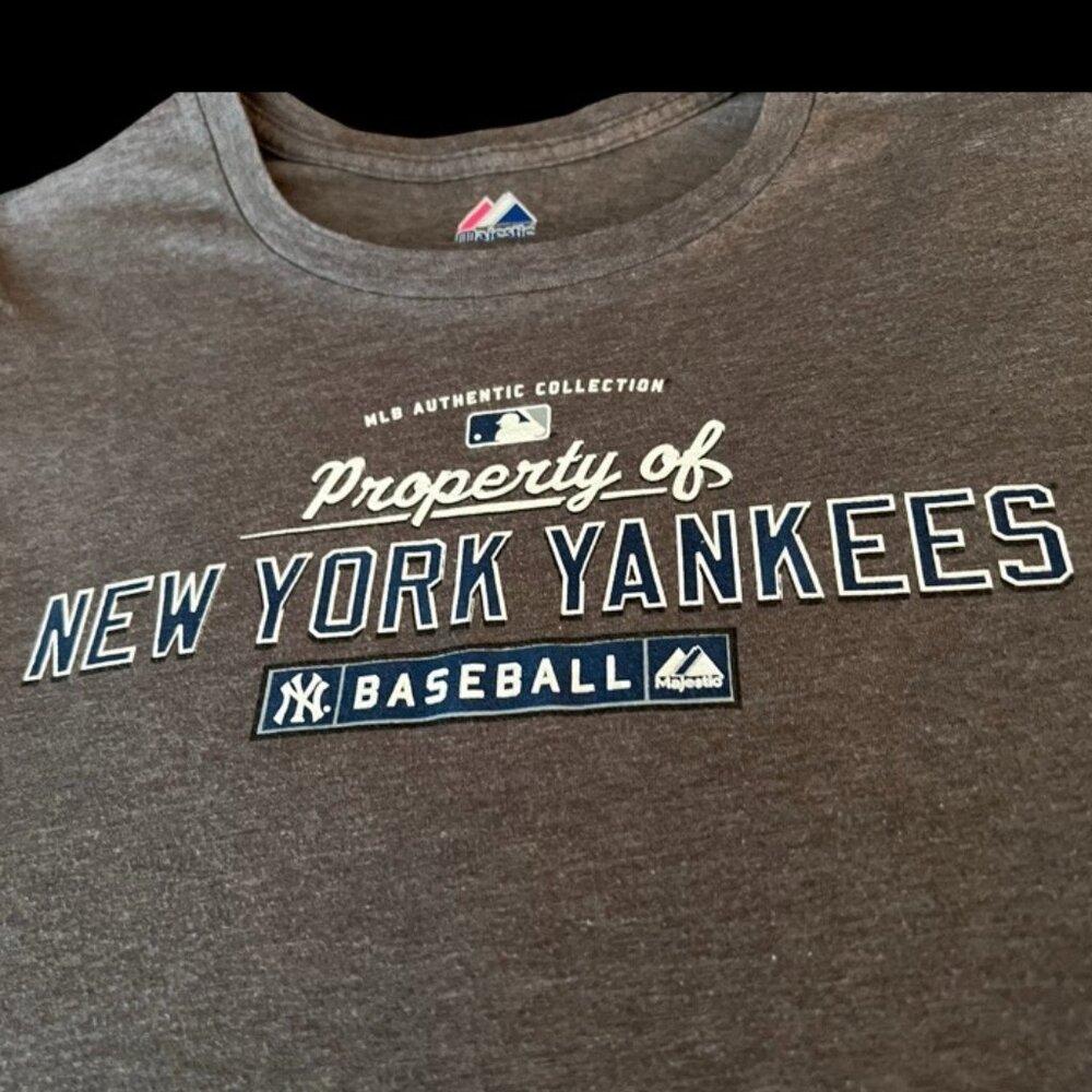 🌸4/$50🌸 MLB Officially Licensed "Property of New York Yankees" T-Shirt